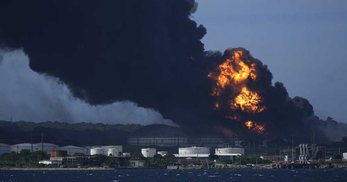 Fuego alcanza un tercer tanque de combustible en Cuba y eleva alerta