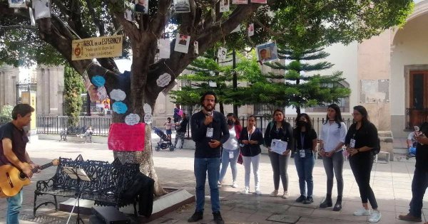 Cuelgan los rostros de sus desaparecidos en el ‘Árbol de la esperanza’