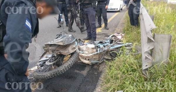 Camioneta ‘avienta’ a motociclistas en Irapuato; hay cuatro heridos