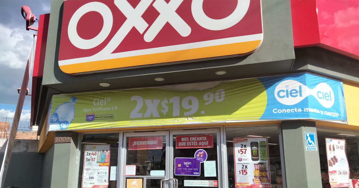 Pese a temor, reabre Oxxo incendiado en León; farmacia permanece cerrada