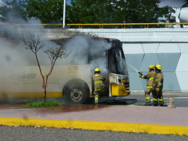 Falla mecánica provoca incendio y consume camión en el bulevar Torres Landa, León