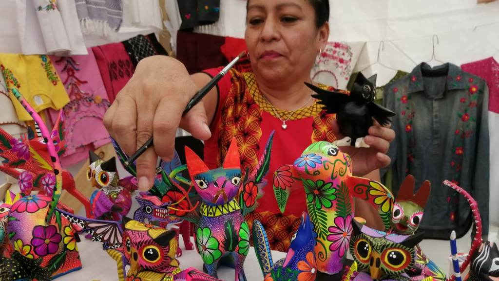 De Oaxaca a Guanajuato, Lucila trae su artesanía y revela cómo hacer un alebrije