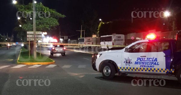 Motosicarios asesinan a hombre en su auto en Pénjamo