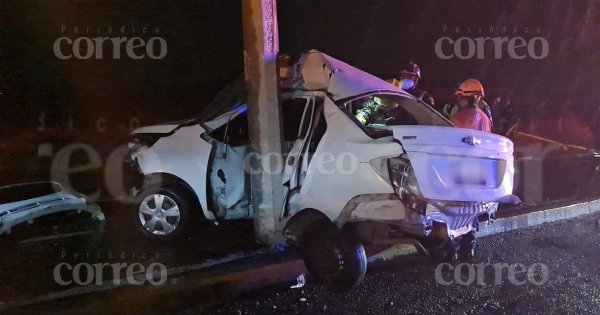 Auto se impacta contra un poste en Irapuato; dos pasajeros pierden la vida