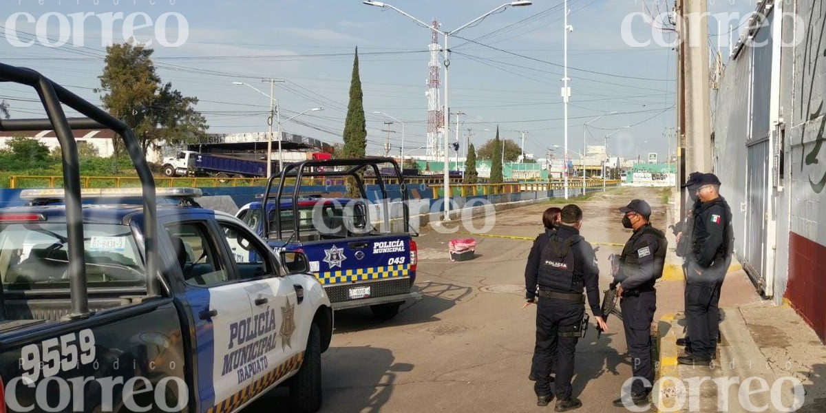 Policías de Irapuato resguardan hielera con olor fétido en puente Álvaro Obregón