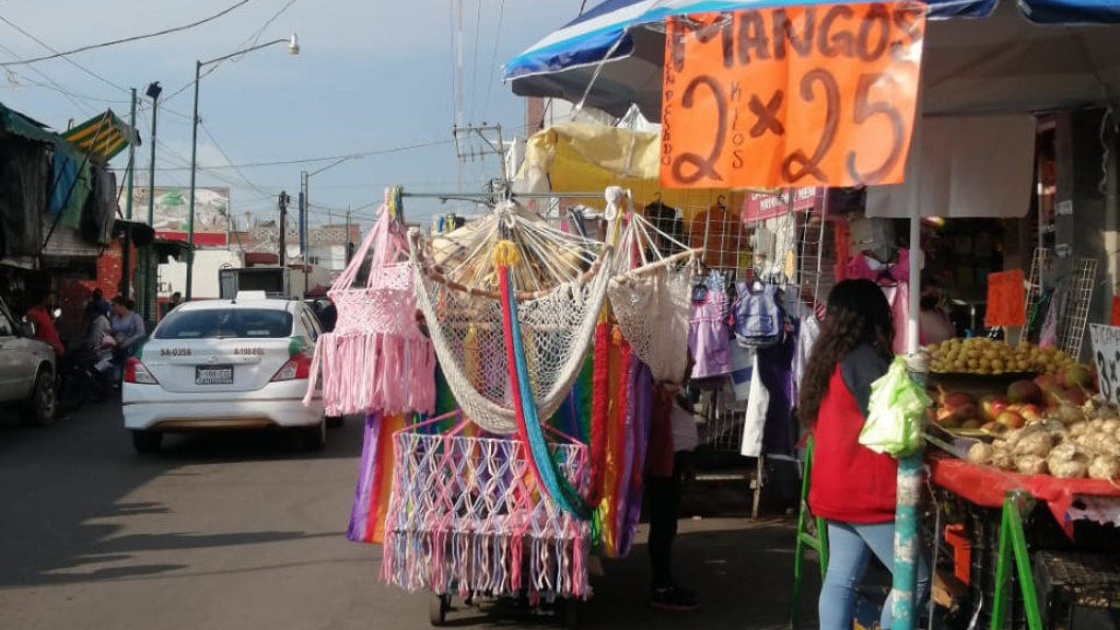 Peatones piden orden en mercado ‘Tomasa Esteves’; comercios invaden las banquetas