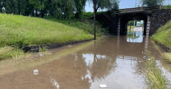 Se inundan puentes a desnivel en Ciudad Industrial en Irapuato y causan afectaciones