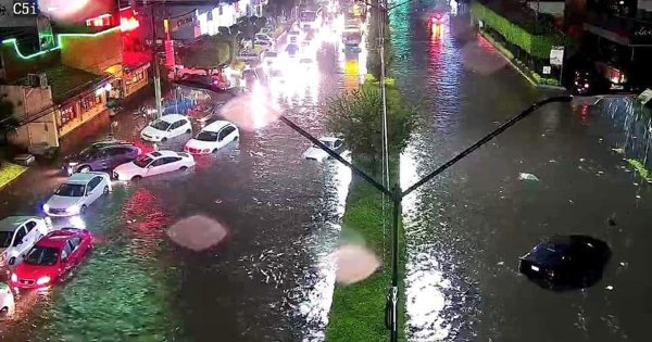 Lluvias sorprenden a León con calles y avenidas inundadas; muchos quedaron varados