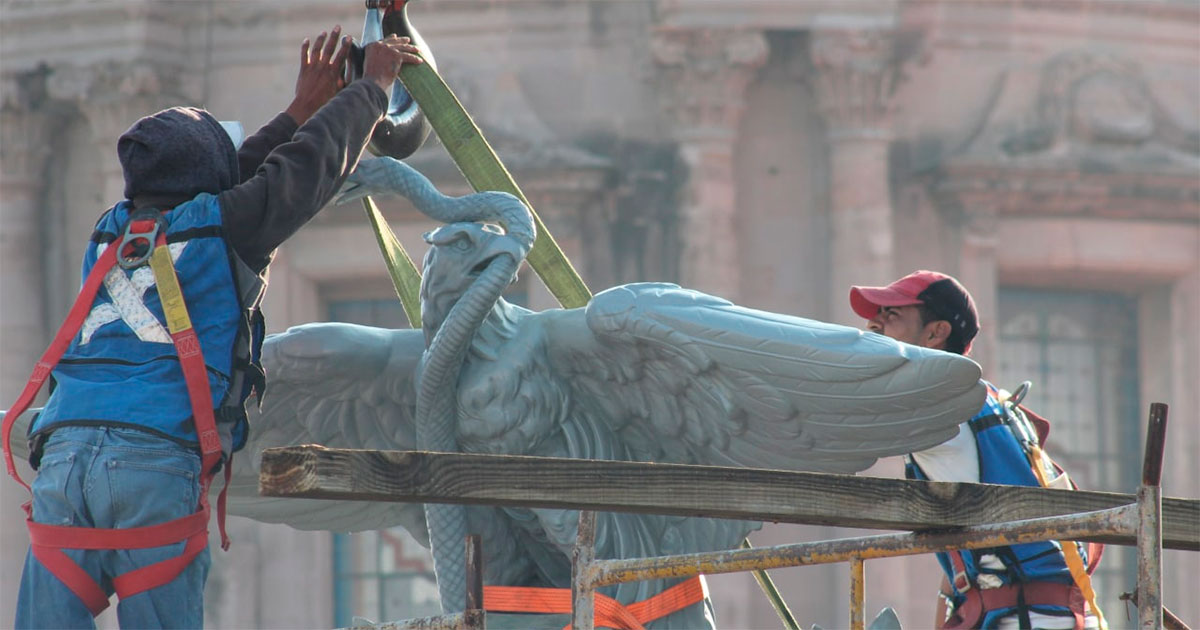 Águila regresa a su pedestal, la Columna de Independencia en Celaya