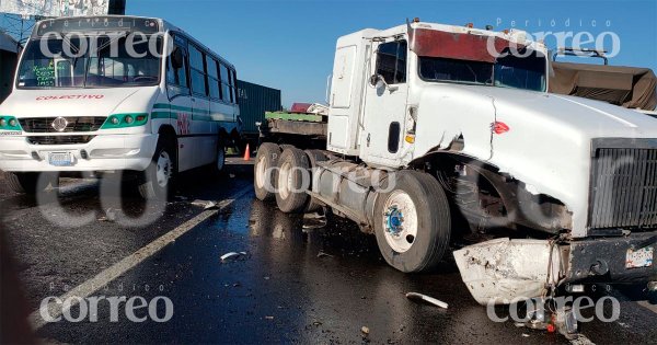 Chocan camión de pasajeros y trailer frente a la Miguel Hidalgo de Pénjamo