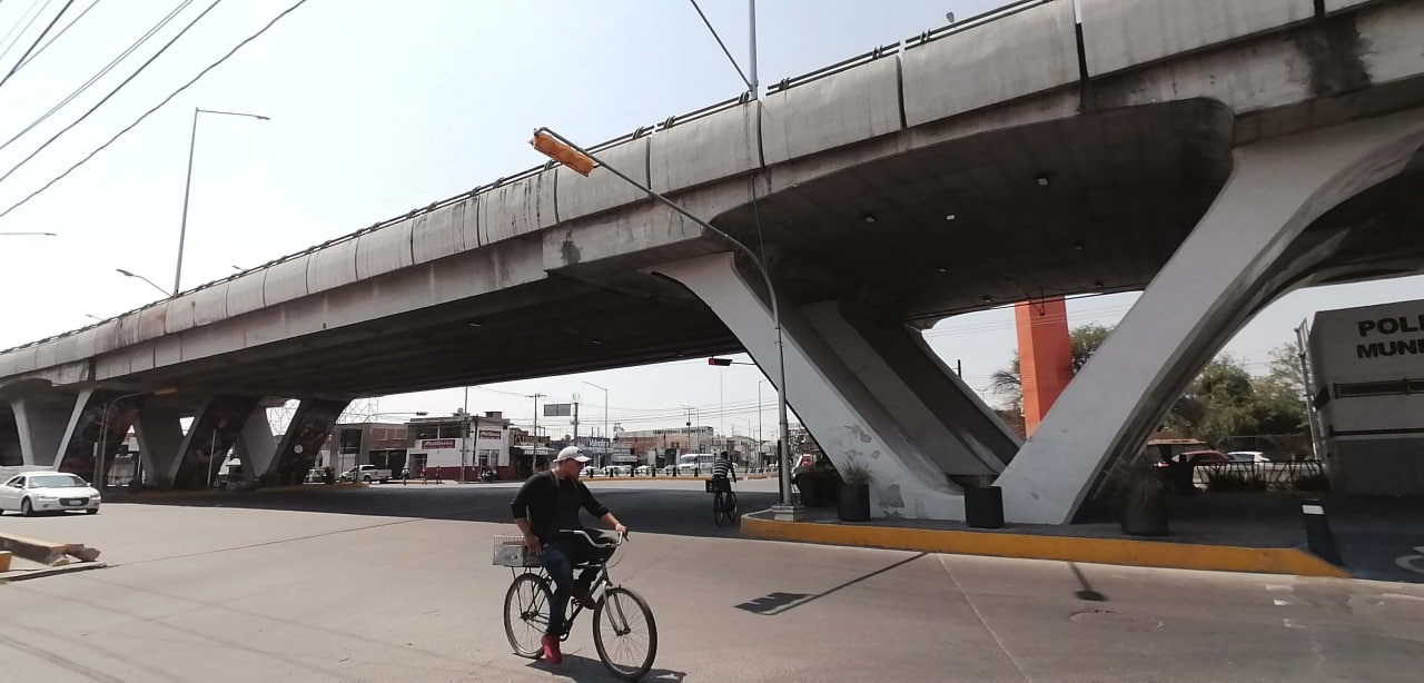 Puente Constituyentes de Celaya tiene fracturas en las trabes: SICOM