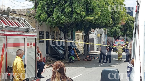 León: Muere hombre de la tercera edad al sufrir infarto y chocar su auto