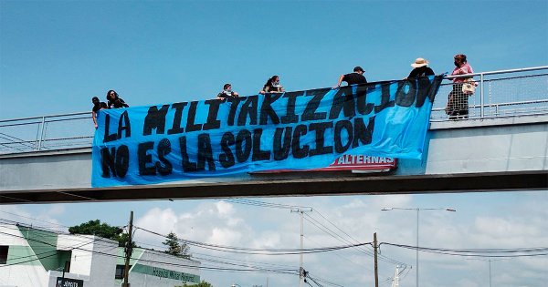 Colectivos rechazan militarización de México; se manifiestan frente a XII Región Militar