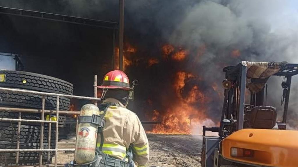 Se incendia planta de asfalto, cerca del Materno Infantil de San Luis