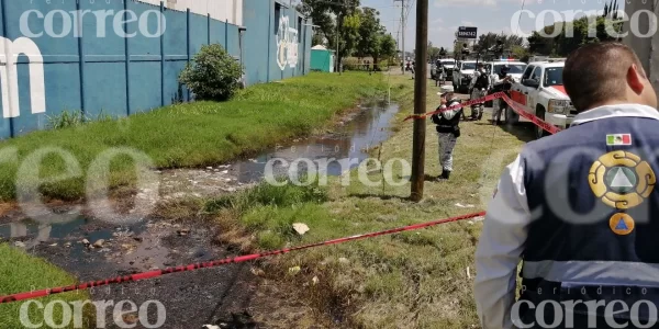 Alertan por  fuga de combustible en la carretera Salamanca-Irapuato