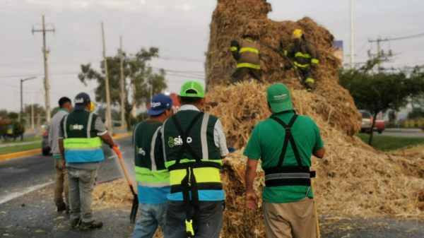 Incendio de remolque con paja retrasa el tráfico en León