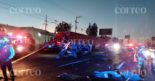 Tragedia en la Silao-León: camioneta de personal choca con trailer; hay 7 muertos