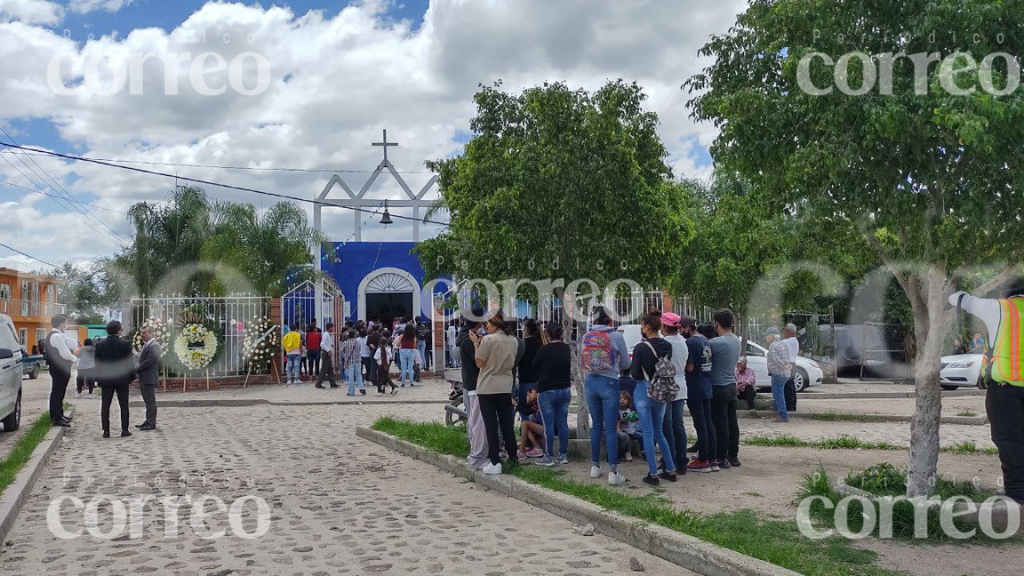 Loza de Barrera da el último adiós a sus muertos del accidente en la Silao-León