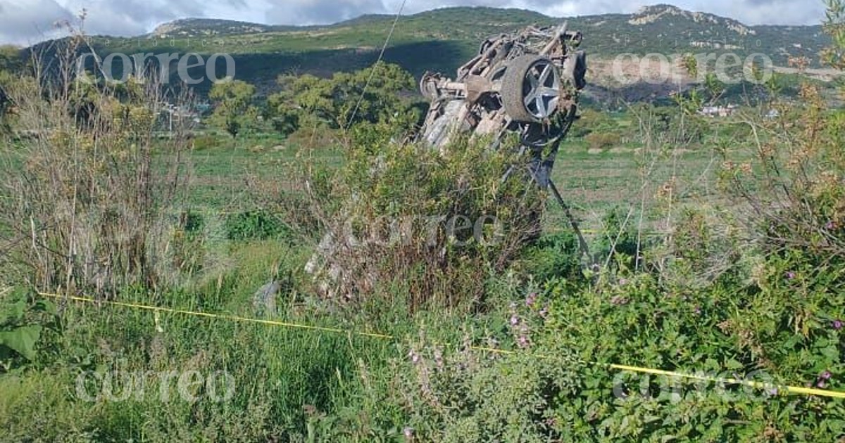 Fallece hombre tras volcarse en carretera de San José Iturbide