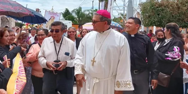 Con dolor, con miedo, pero sobre todo con fe, así viven en Santa Rosa de Lima