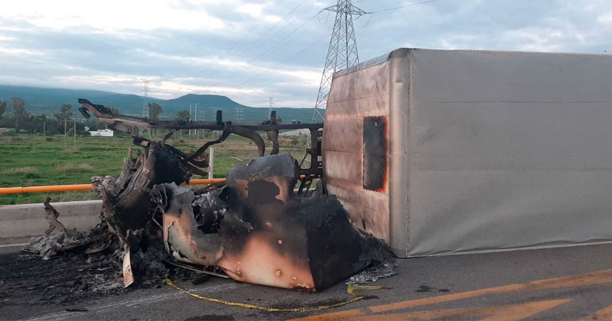 Trailero muere incinerado dentro de su unidad tras choque en la Salamanca-Celaya