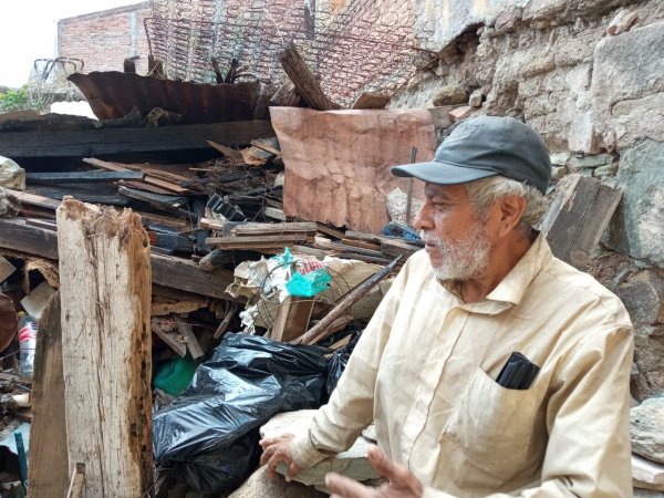 Incendio y robos dejaron a Don Nacho sin casa en Guanajuato; llaman a apoyarlo