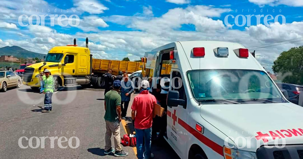 Camión de carga provoca accidente por dar vuelta en ‘U’ en carretera de Pénjamo