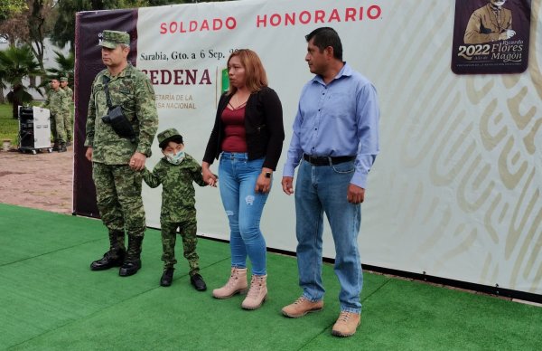 A sus 7 años, Hanna Brisel cumple su sueño y se vuelve ‘soldado honorario’ en Villagrán