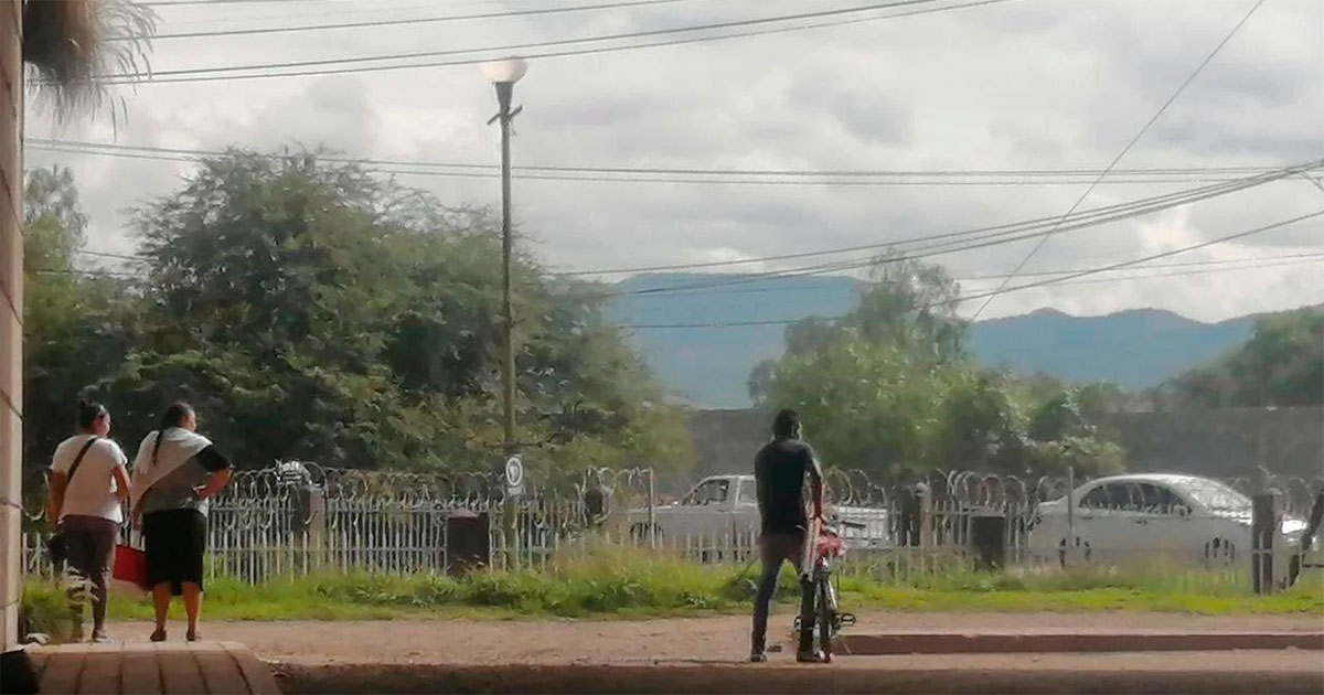 Peatones y ciclistas en riesgo mortal en la León-Silao; esperan hasta 30 minutos para cruzar 