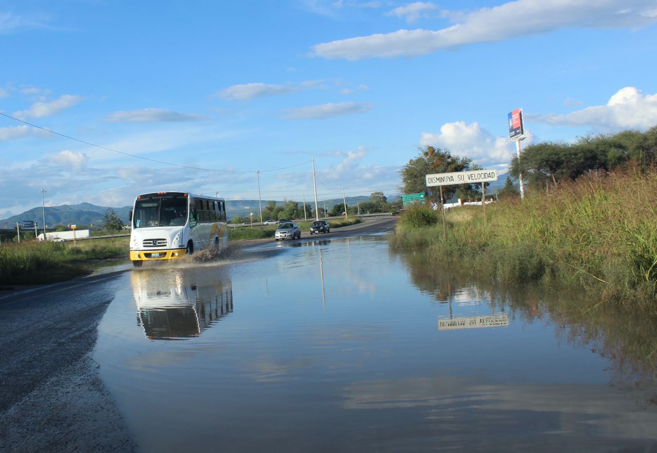 Usuarios de la carretera Puerto Interior-Romita en Silao sufren por encharcamientos