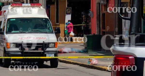 Mujer asesina a hombre que iba con su esposa en la calle principal de Yuriria