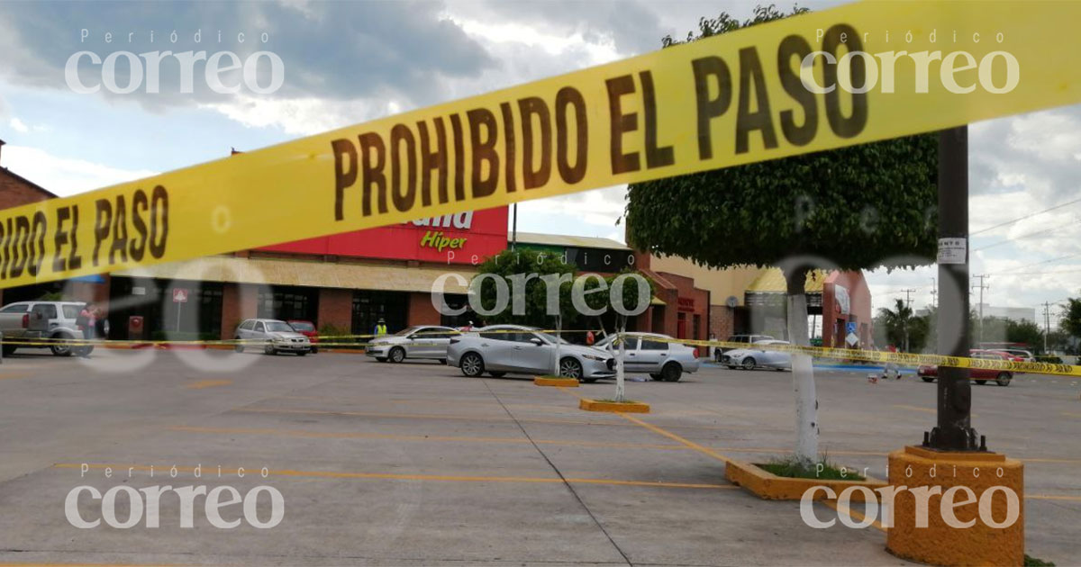 Sorprenden y balean a hombre en el estacionamiento de la Plaza Factoría en Celaya