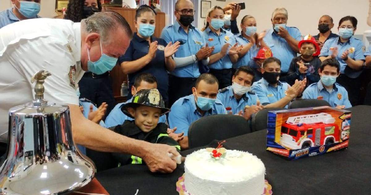 ¡Bombero por un día! Pequeño Pepe Chuy cumple su sueño