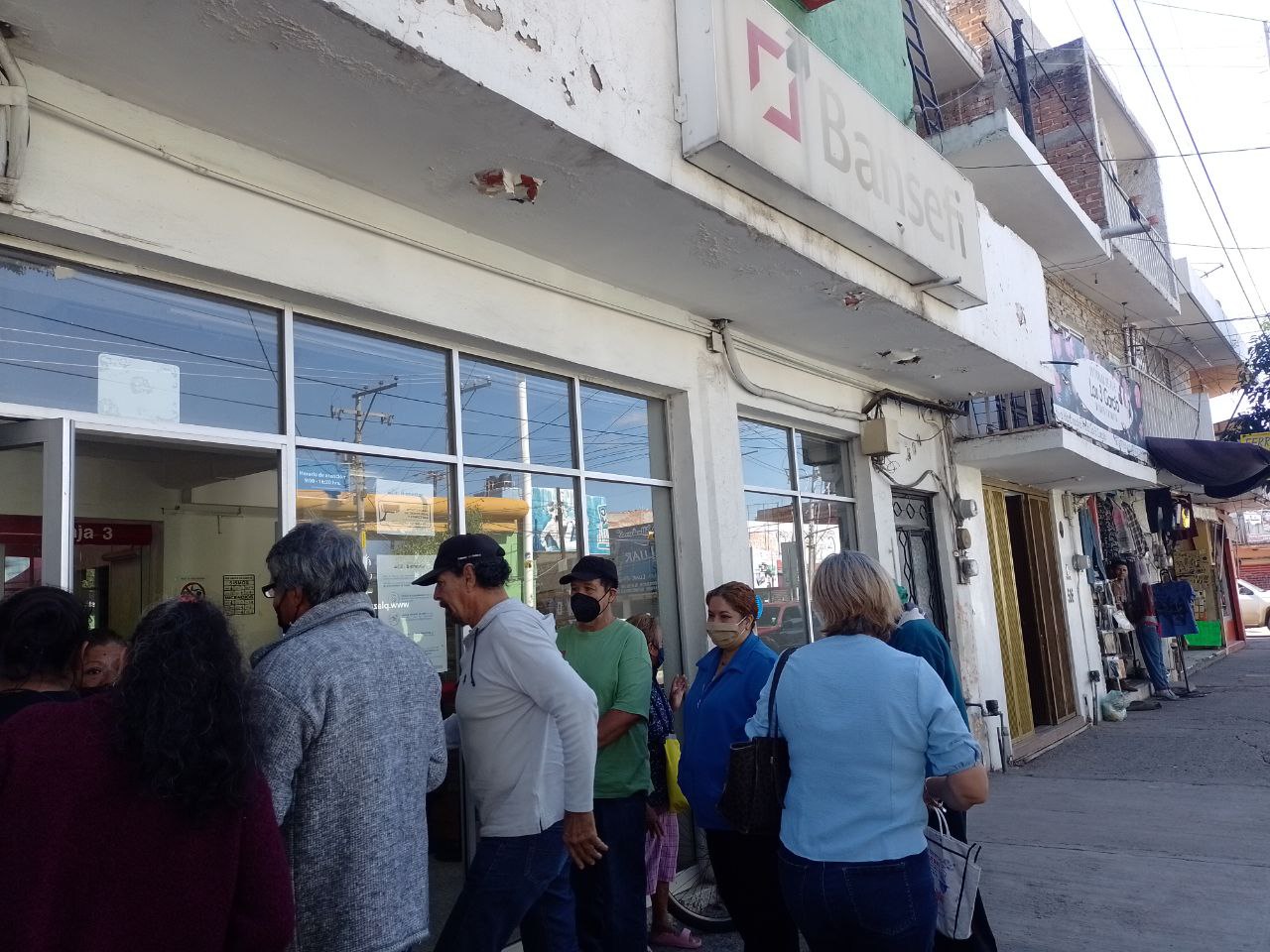 Usuarios denuncian “engorrosos” trámites en el Banco del Bienestar de León