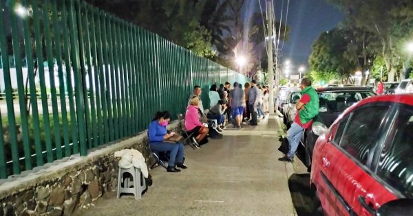 Más de cien personas acampan en Celaya para asegurar vacunas para sus hijos