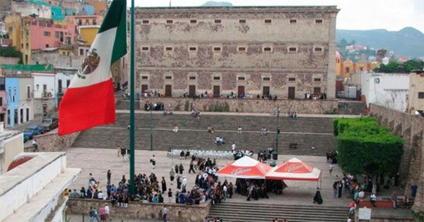 Suspenden desfile en Guanajuato capital porque alumnos no tenían uniforme