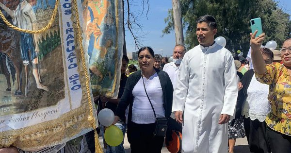 Entre gritos y júbilo reciben al nuevo sacerdote de Tomelopitos en Irapuato