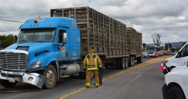 Choca tráiler de pollos contra camioneta en Dolores Hidalgo; hay tres heridos