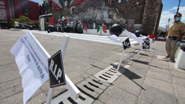 Frente Nacional Anti AMLO convierte en ‘cementerio’ la Plaza Fundadores de Irapuato