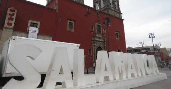 Orgullosos de la histórica Plaza Cívica ‘Miguel Hidalgo’, salamantinos llegan al ‘Grito’