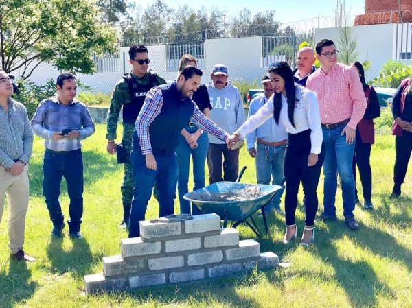 Colocan la primera piedra del Banco del Bienestar en Cuerámaro