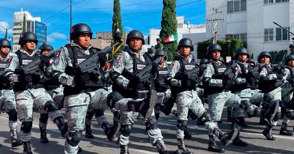 Entre militares, Guanajuato celebra con desfile el 212 aniversario de la Independencia