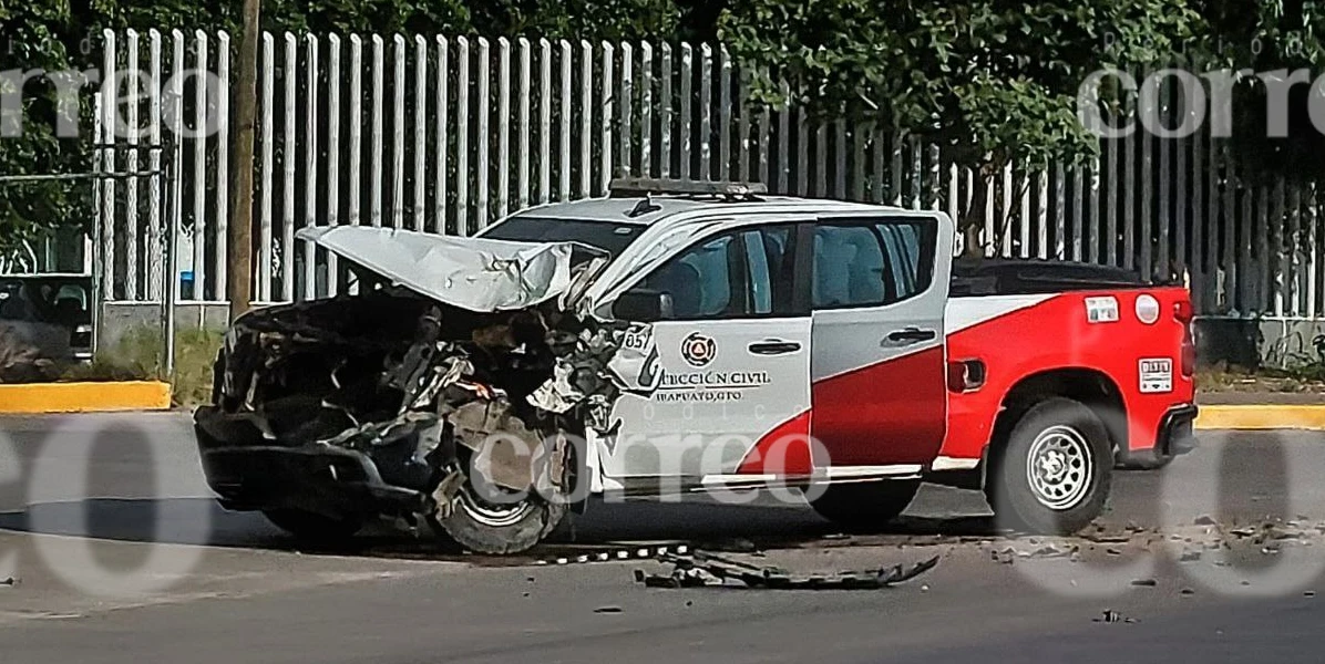 Choca camioneta de Protección Civil contra camión en Irapuato