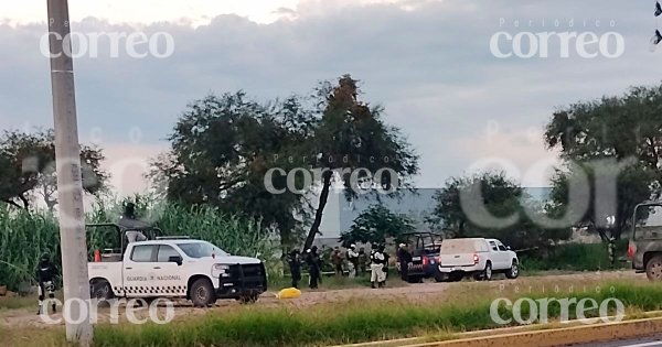 Junto a su bicicleta queda hombre asesinado a balazos en carretera de Celaya