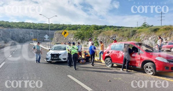 Vuelca vehículo en la ‘curva de la muerte’ del Cuarto Cinturón Vial de Irapuato