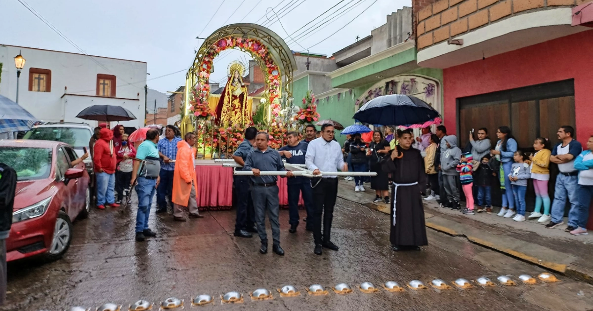 Entre lluvia y fuegos artificiales, festejan a la Virgen de la Soledad en Acámbaro