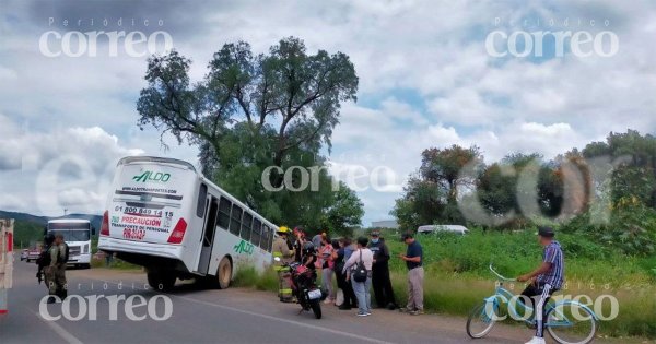 Aparatoso choque en el Eje Metropolitano deja cuatro lesionados en Silao