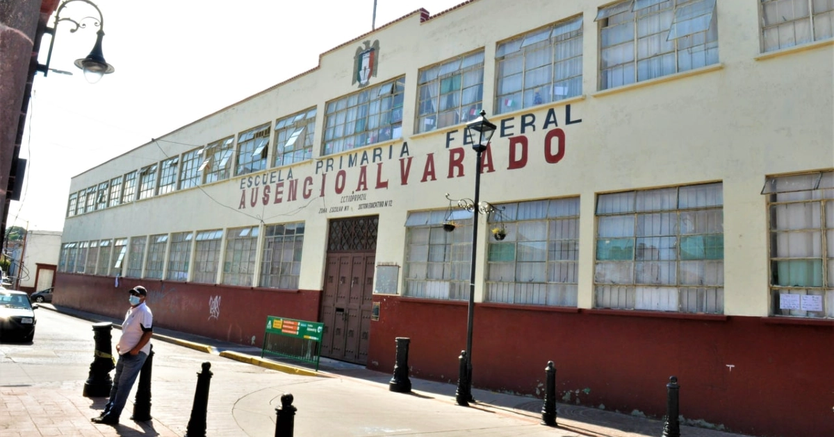 Padres temen derrumbe en primaria de Valle de Santiago; exigen reparación