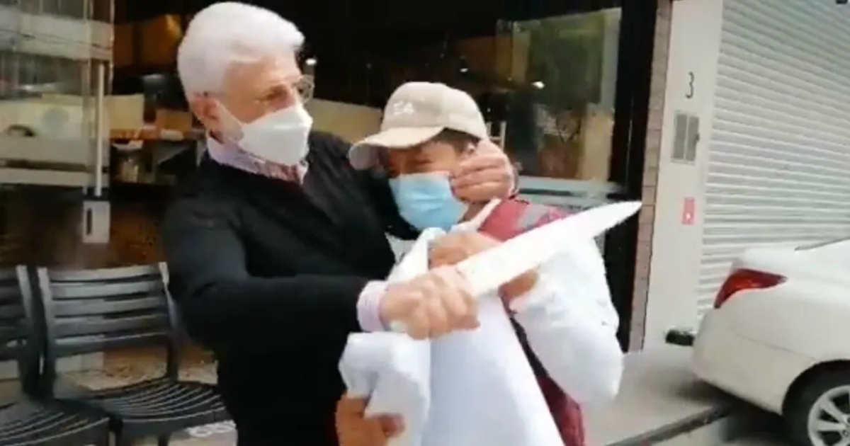 Padre de alcalde de la CDMX se resiste a clausura de su taquería con un cuchillo (video)