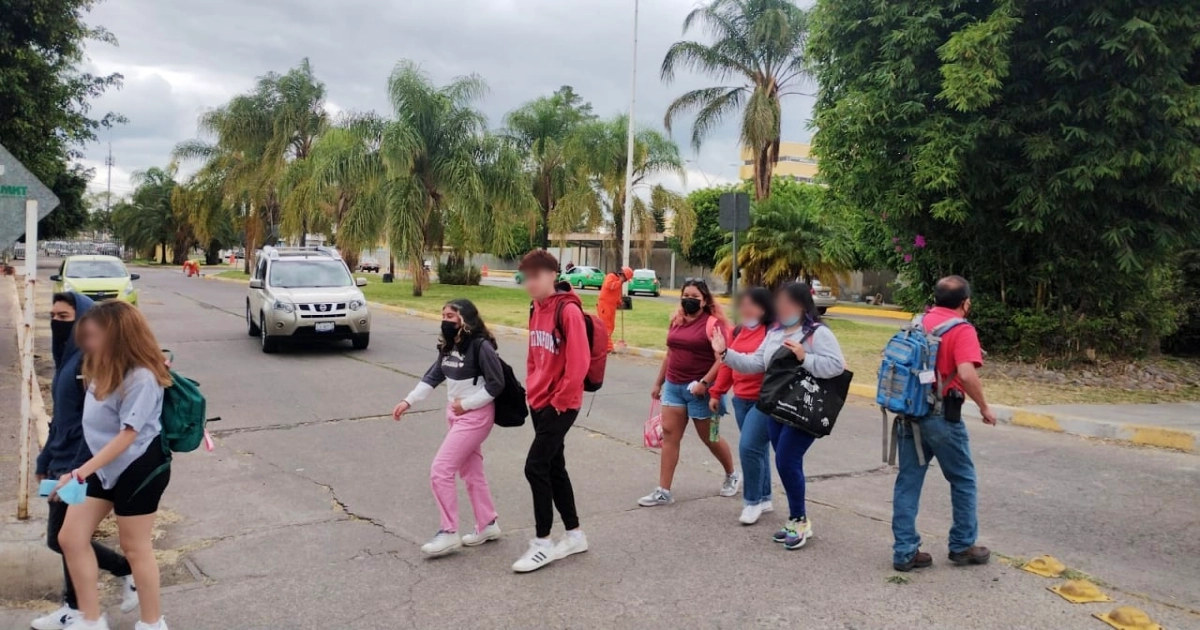 Alumnos de Prepa UG Salamanca piden no los desalojen de camellón; directora se deslinda